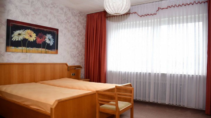 RESERVIERT! Gepflegte Doppelhaushälfte mit großzügigem Raumangebot in ruhiger Stadtrandlage!