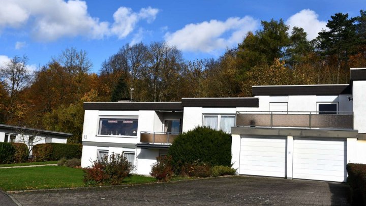 RESERVIERT! Gepflegte Doppelhaushälfte mit großzügigem Raumangebot in ruhiger Stadtrandlage!