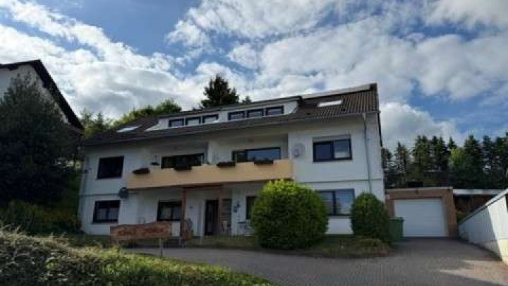 Großzügiges Wohnhaus im Sauerland mit 6 Einheiten & herrlicher Aussicht – flexibel nutzbar!