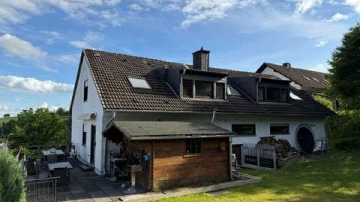 Großzügiges Wohnhaus im Sauerland mit 6 Einheiten & herrlicher Aussicht – flexibel nutzbar!