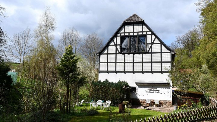 Uriges Wohnhaus in idyllischer Ortsrandlage – Leben im Einklang mit der Natur!