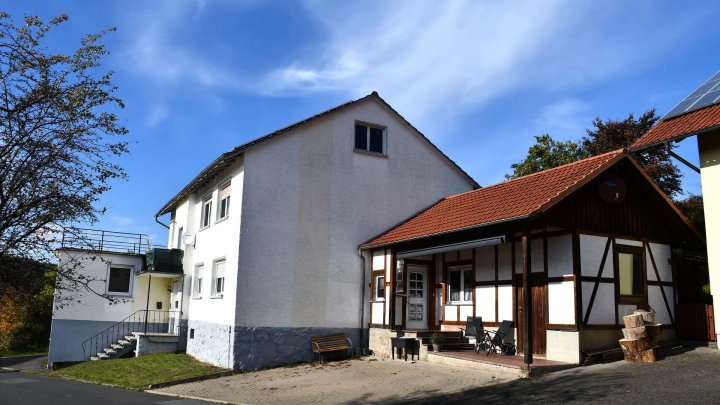 Ihre Mieter sind schon da! Solides 3-Familienhaus 

mit großem Grundstück und Photovoltaikanlage!