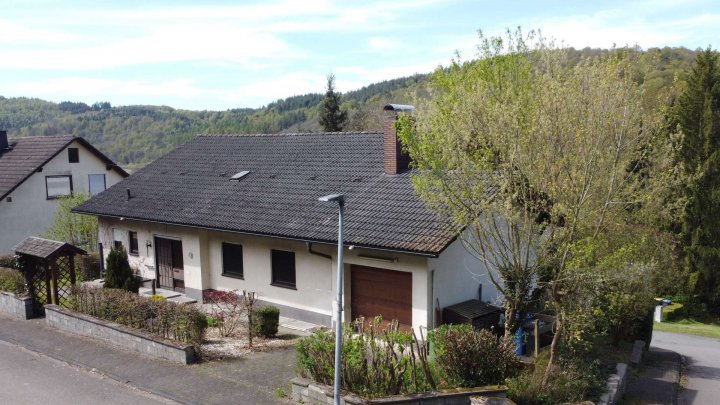 Neuer Angebotspreis! Freistehendes Einfamilienhaus in naturnaher Lage!