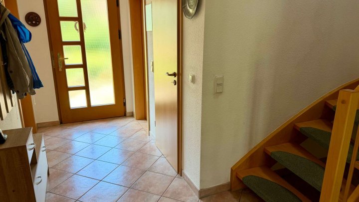 RESERVIERT! Wohnen nahe dem Edersee: Gepflegtes FingerHaus mit PV-Anlage, Speicher und Wallbox!