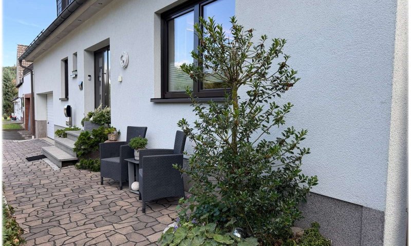 Gepflegtes Einfamilienhaus mit gehobener Ausstattung, Terrasse, Garage und Blick ins Grüne!