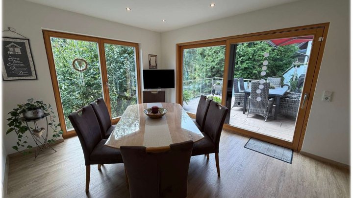Gepflegtes Einfamilienhaus mit gehobener Ausstattung, Terrasse, Garage und Blick ins Grüne!