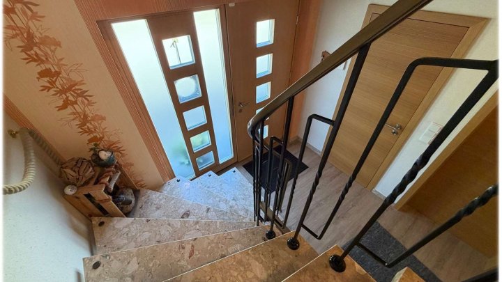 Gepflegtes Einfamilienhaus mit gehobener Ausstattung, Terrasse, Garage und Blick ins Grüne!