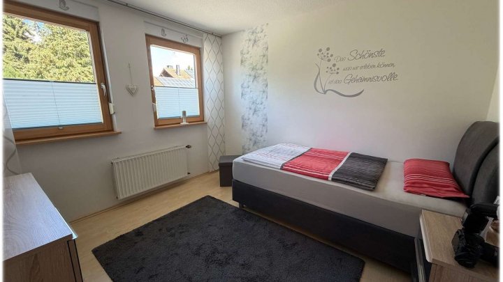 Gepflegtes Einfamilienhaus mit gehobener Ausstattung, Terrasse, Garage und Blick ins Grüne!