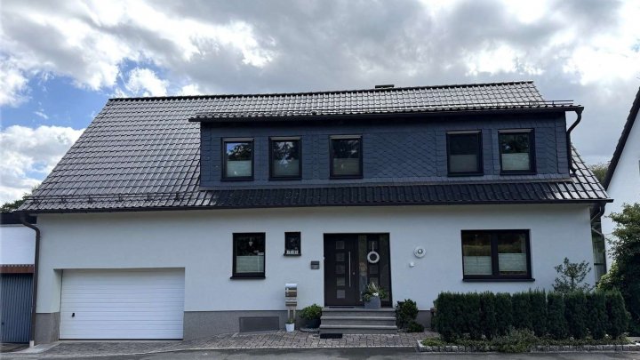 Gepflegtes Einfamilienhaus mit gehobener Ausstattung, Terrasse, Garage und Blick ins Grüne!