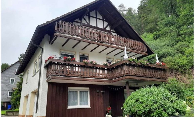 Zeitlos schönes Zweifamilienhaus mit Schwarzwaldflair!